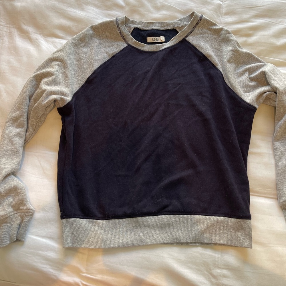 Ugg thin crew neck. Size Medium.